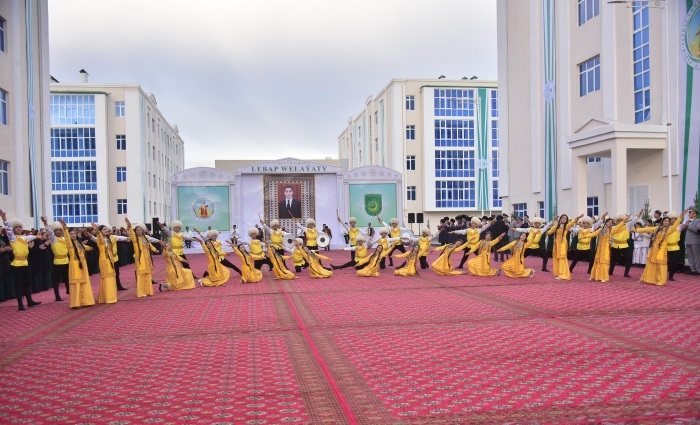 В Туркменистане ко Дню защитника Отечества открыли новый многоквартирный дом