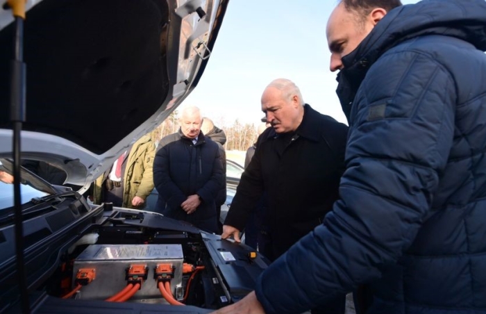 Лукашенко поручил «кровь из носа» удовлетворить спрос на «свои» легковушки