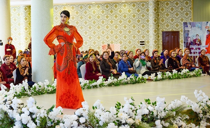 Ведущие дизайнеры Туркменистана представили новые коллекции одежды