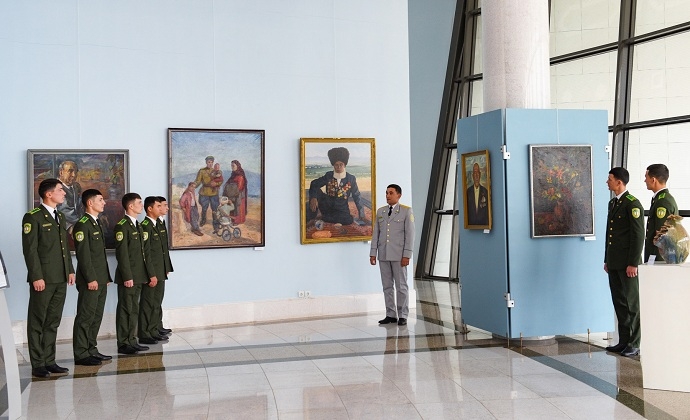 В Туркменистане открылась художественная выставка в честь защитников Отечества