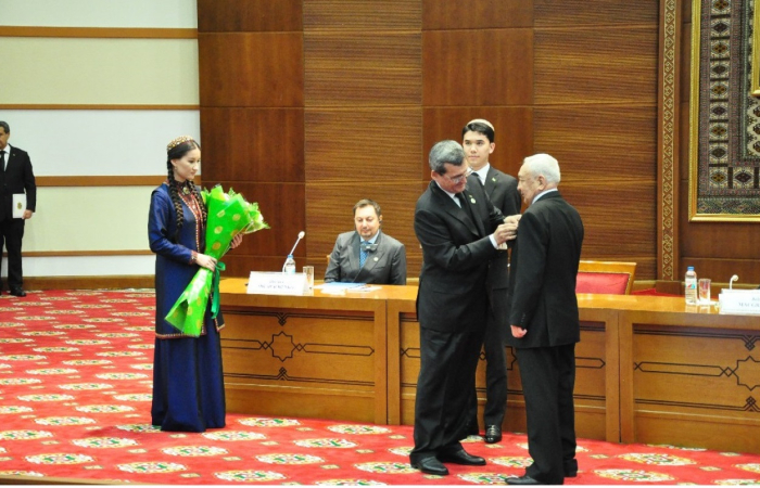 Президент Туркменистана наградил дипломатических сотрудников знаком отличия