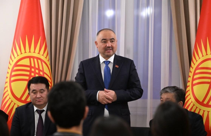 В парламенте Киргизии потребовали обучать младшеклассников только на киргизском