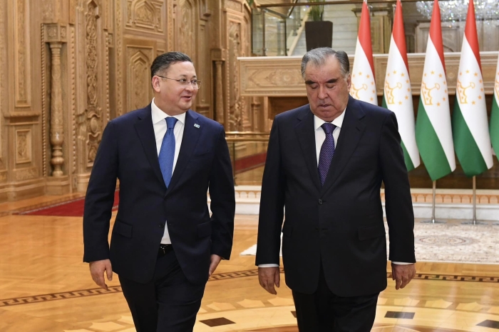 Президент Таджикистана провел встречу с главой МИД Казахстана