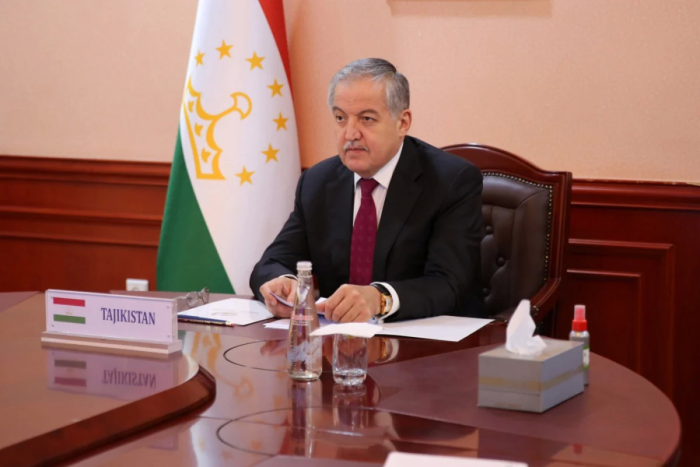 Глава МИД Таджикистана проводит переговоры с Жээнбеком Кулубаевым