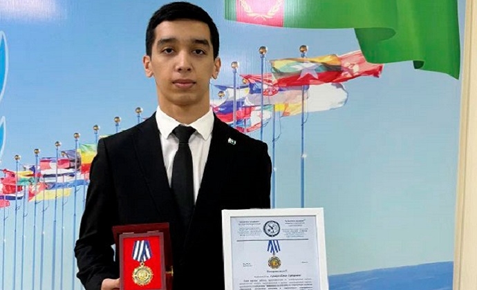 Студент из Туркменистана удостоился памятного знака «Активный исследователь»