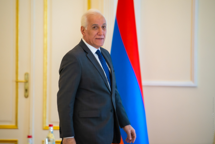 Президент Армении отправился на переговоры с венгерским главой