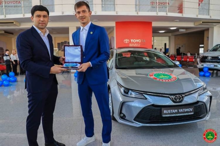 Вратарю сборной команды Таджикистана вручен легковой автомобиль Toyota Corolla