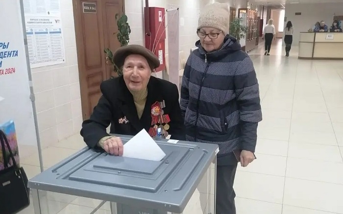 Граждане старше 100 лет пришли на участки проголосовать на выборах президента России