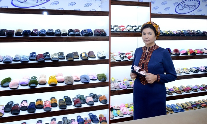 В Ашхабаде на выставке СППТ бизнесмены широко представили школьные товары