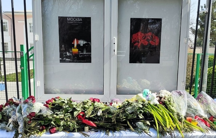 В Туркменистане к дипучреждениям России несут цветы в память о жертвах теракта в «Крокус Сити Холле»