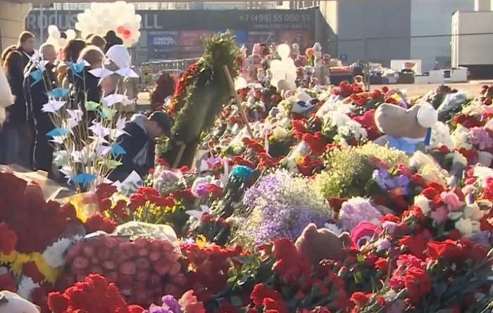 К мемориалу возле «Крокус Сити Холла» уроженец Таджикистана привез две машины цветов