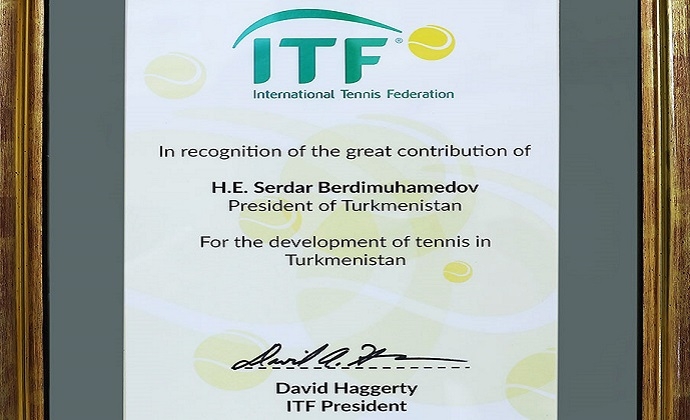Глава Международной федерации тенниса вручил президенту Туркменистана сертификат ITF