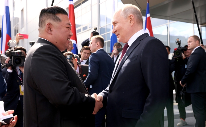 Ким Чен Ын пообещал Путину взять его за руку