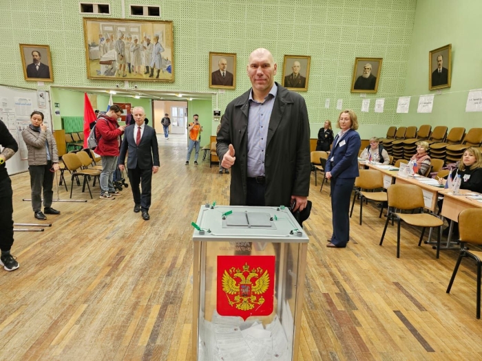 Николай Валуев не поместился в кабинку для голосования на выборах президента России