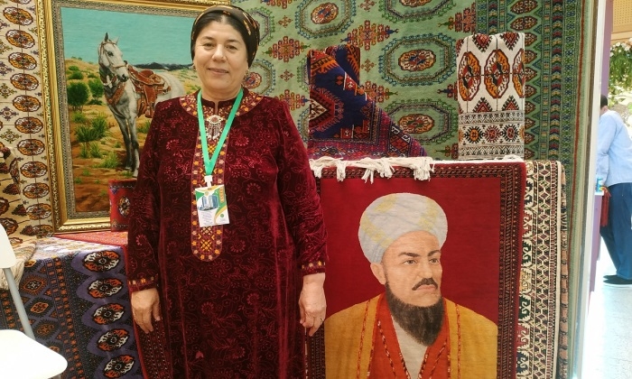 В Туркменистане изготовили ковры в честь 300-летия Махтумкули