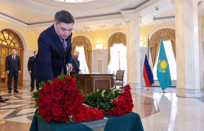 Глава кабмина Казахстана Бектенов почтил память жертв теракта в «Крокус Сити Холле»