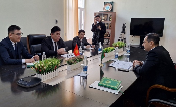 Посол Голлиев пригласил киргизскую делегацию на праздничные мероприятия в Туркменистан