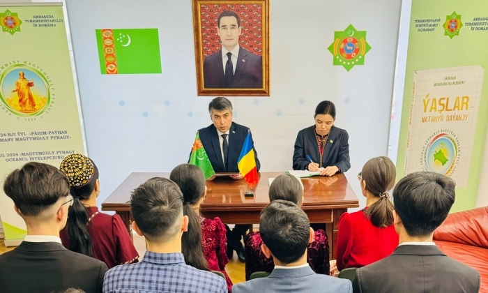 Руководитель дипмиссии Туркменистана в Румынии провел встречу со студентами