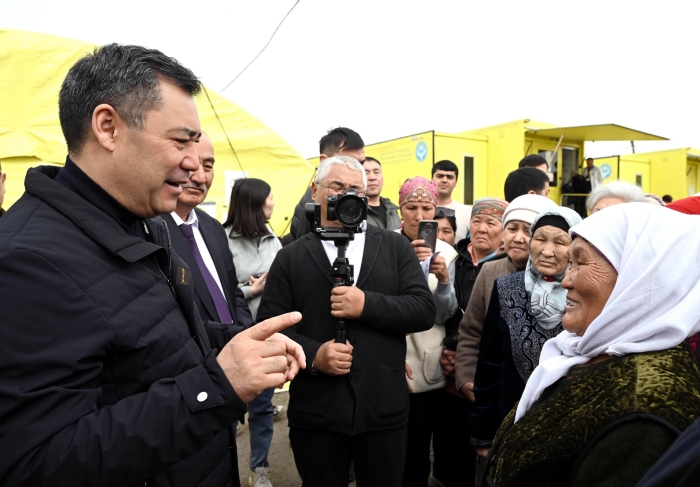 Киргизский президент ознакомился с работой мобильного медицинского центра