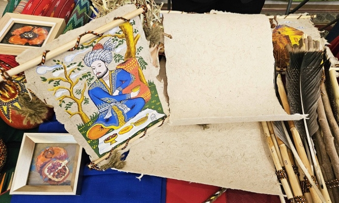 Предприниматель из Туркменистана возродил уникальное искусство изготовления шелковой бумаги