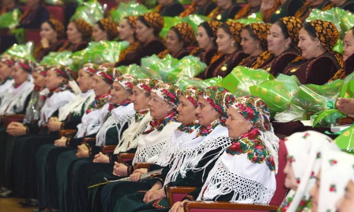 Матери-героини Туркменистана получили ключи от квартир в умном городе Аркадаг