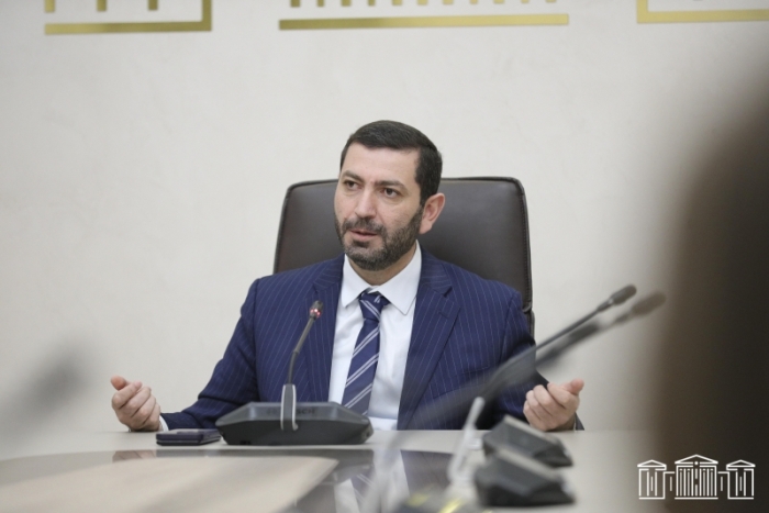 Армянский парламентарий рассказал студентам, что страна идет по пути демократии