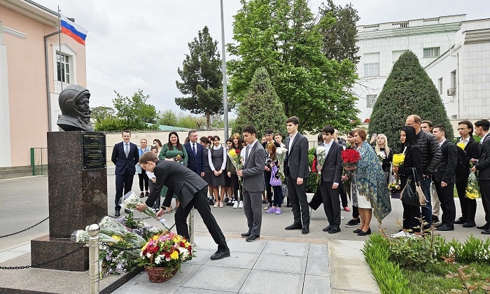 К памятнику первого в мире космонавта в Ашхабаде были возложены цветы