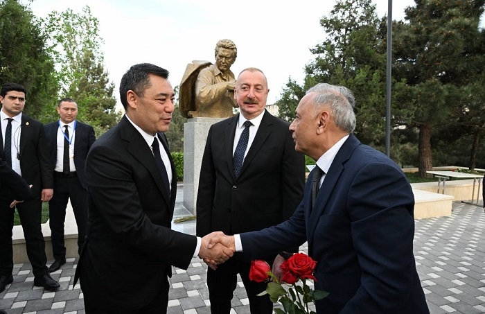 Президенты Алиев и Жапаров открыли памятник киргизскому писателю Чингизу Айтматову в Баку