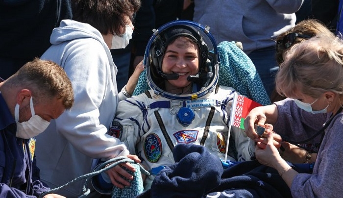 Первая белорусская женщина-космонавт Василевская вернулась на Землю после проведения исследований