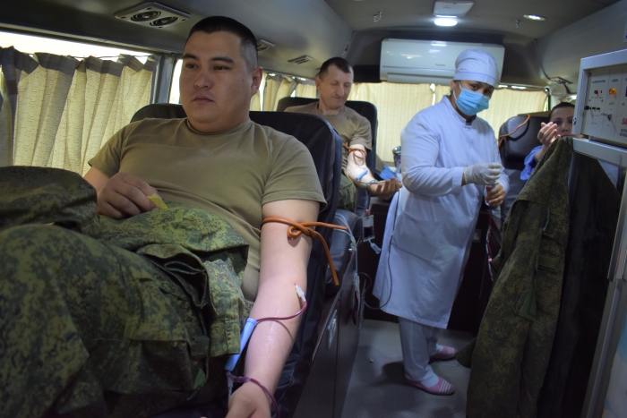Российские военные сдали донорскую кровь для больных граждан Таджикистана
